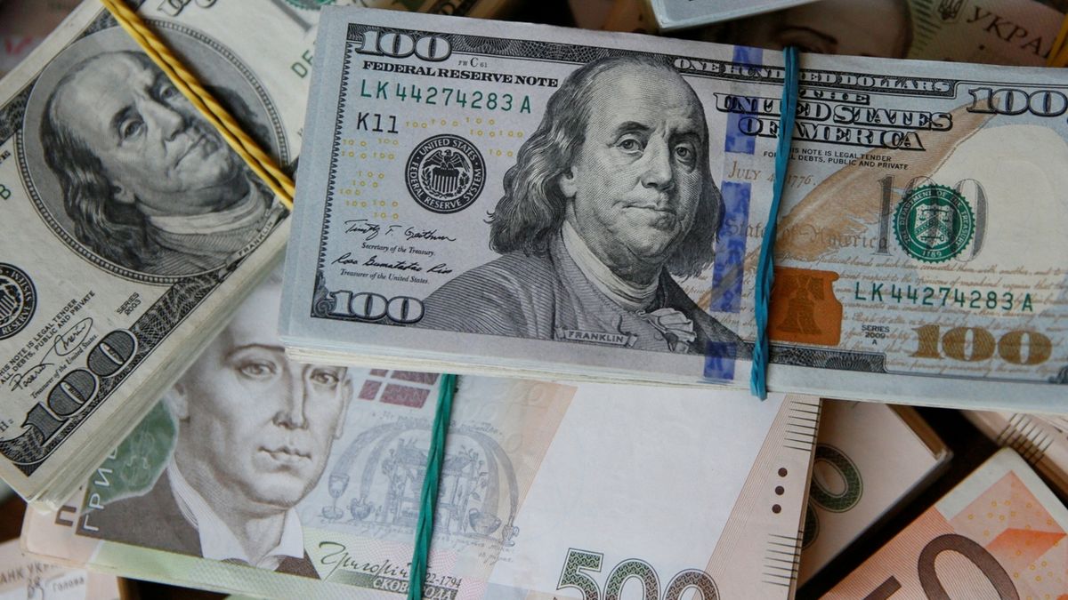 Ukrajina kvůli dopadům války s Ruskem devalvovala měnu